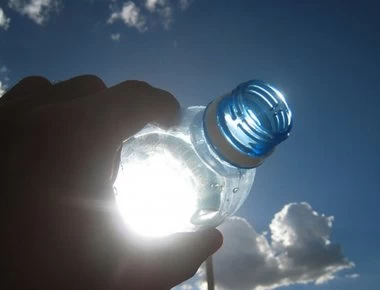 Αυτός είναι ο λόγος που δεν πρέπει να πίνετε νερό από πλαστικά μπουκάλια εκτεθειμένα στη ζέστη